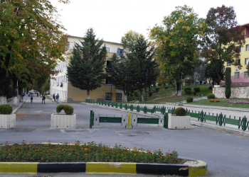 Prindërit shpëtojnë fëmijën nga vetëvarja, i riu hidhet nga çatia