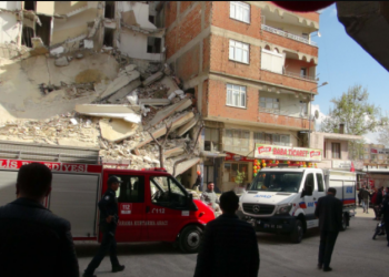 Pallati shembet papritur, kalimtarët shpëtojnë për mrekulli – VIDEO