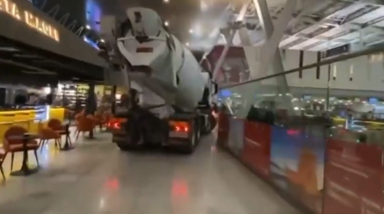 Betoniere dhe brenda aeroportit në Rinas, habiten qytetarët – VIDEO