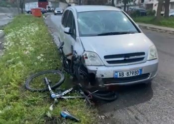 Aksident në Elbasan, makina përplas dy fëmijë