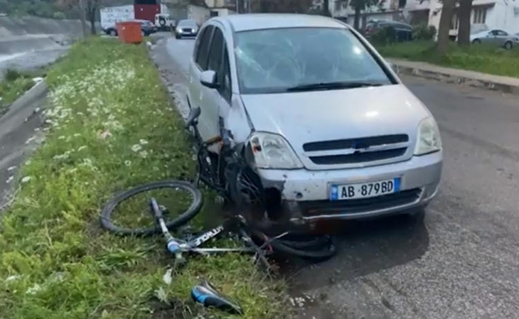 Aksident në Elbasan, makina përplas dy fëmijë