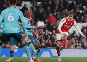 Ndeshje e çmendur në “Emirate”, Arsenali ngec në shtëpi