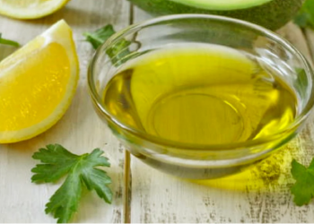 Trajtimi me lëng limoni dhe vaj ulliri për rininë e fytyrës