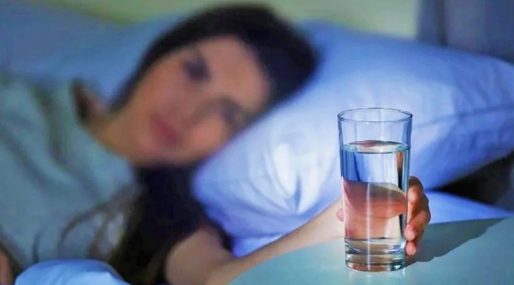 A mund të pihet uji i lënë jashtë gjatë natës?