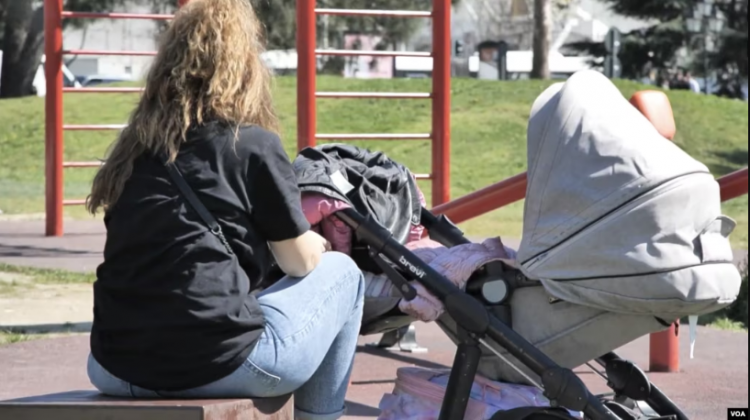 VOA: Shqetësim për rënien e vazhdueshme të lindjeve në Shqipëri