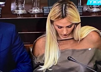 Në Kuvend me veshje transparente, ministrja bëhet “hit”