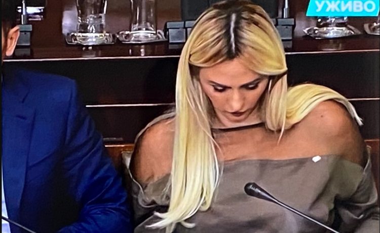 Në Kuvend me veshje transparente, ministrja bëhet “hit”