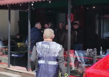 Theri me thikë 3 persona në lokal, arrestohet 18-vjeçari