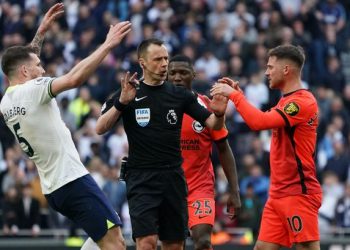 Arbitrimi katastrofë, Webb kërkon falje për gafën e Attwell