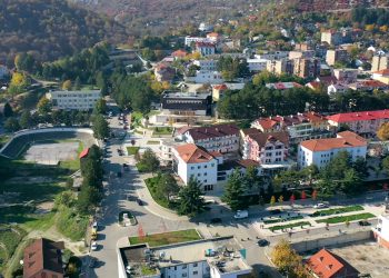 Kryebashkiaku socialist organizon piknik me taksat e qytetarëve