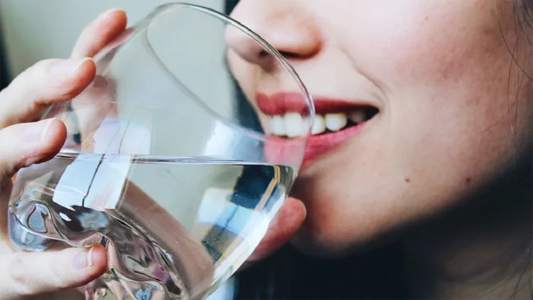 Ja kurat e duhura për të minimizuar tharjen e gojës