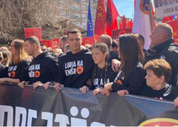 Familjarët e Thaçit dhe Veselit i prijnë “Marshit për Drejtësi”