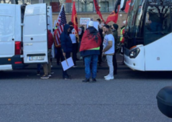VIDEO/ Gjyqi ndaj UÇK sot, qytetarët në protestë