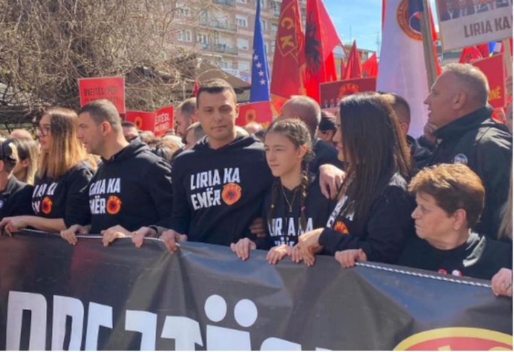 Familjarët e Thaçit dhe Veselit i prijnë “Marshit për Drejtësi”