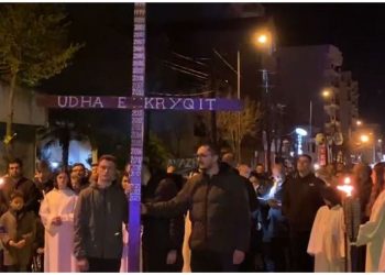 Udha e Kryqit, besimtarët katolikë në Shkodër përkujtojnë…