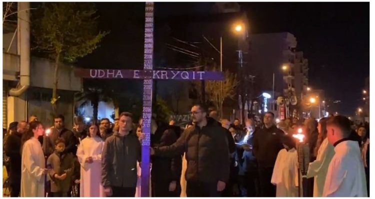 Udha e Kryqit, besimtarët katolikë në Shkodër përkujtojnë…
