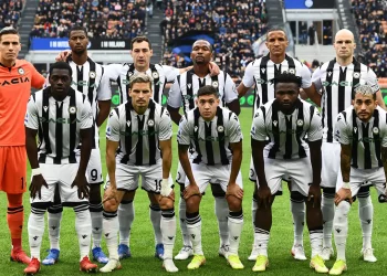 Ylli i Udineses “rrafshon” një kafene me makinën e tij