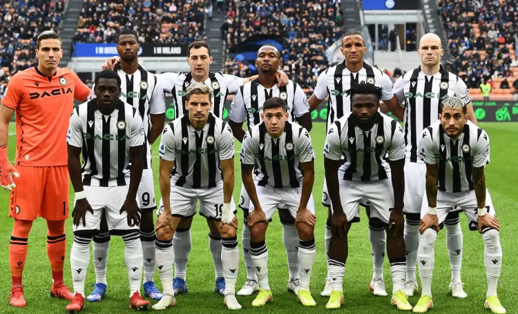 Ylli i Udineses “rrafshon” një kafene me makinën e tij