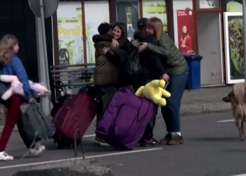 Momenti prekës kur fëmijët ukrainas ribashkohen me familjet e tyre