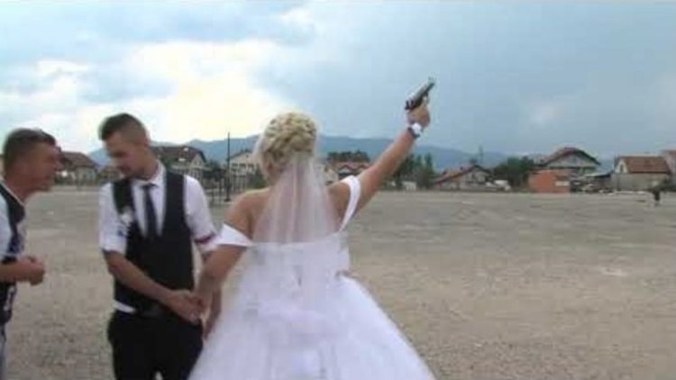 VIDEO – Qëlloi me armë në dasmë, shpallet në kërkim nusja