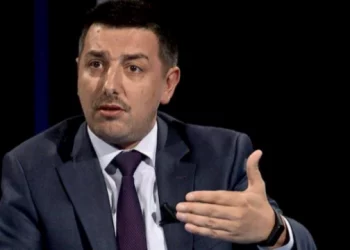 Goditën gazetarin, tre të arrestuar