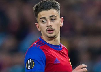 Zhegrova hyn si zëvendësues dhe realizon dopietë