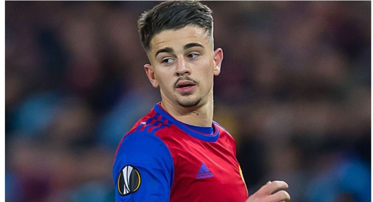 Zhegrova hyn si zëvendësues dhe realizon dopietë