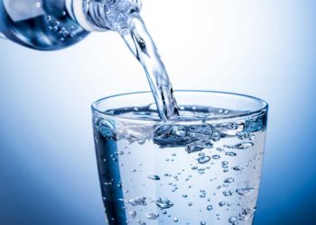 A mund të shtoni në peshë nga uji me gaz? Ja e vërteta