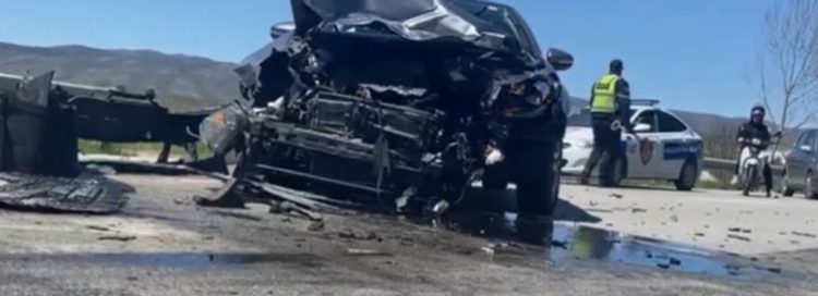 Aksident në Korçë-Pogradec, makinat përplasen kokë më kokë