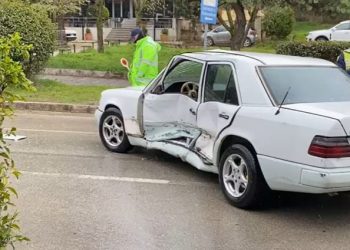 Përplasen dy makina në Korçë, plagoset një nga shoferët