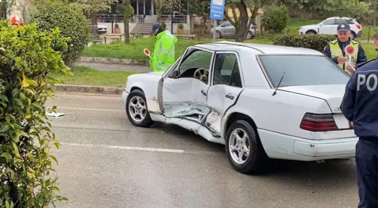 Përplasen dy makina në Korçë, plagoset një nga shoferët