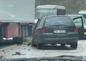 FOTO/ Aksident në dalje të Përrenjasit, dy të plagosur