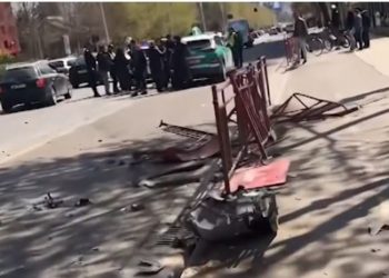 VIDEO/ Taksia ‘merr përpara’ hekurat anash rrugës në Laprakë