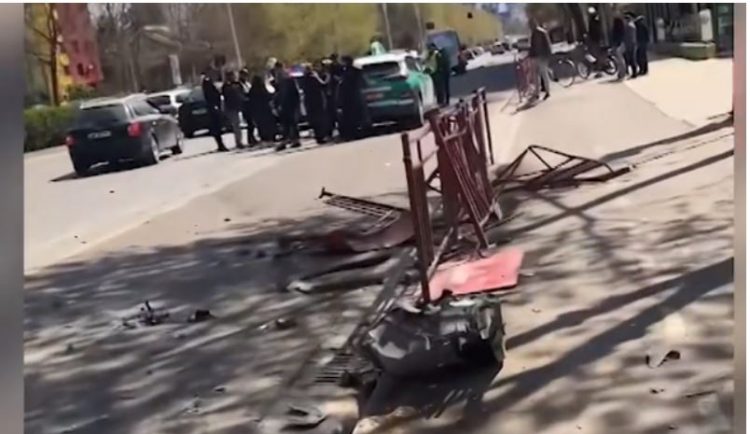 VIDEO/ Taksia ‘merr përpara’ hekurat anash rrugës në Laprakë