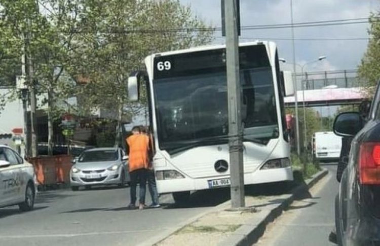 Tjetër aksident, urbani i Kamzës hipën mbi bordurat