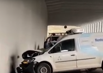 Aksident në rrugën Tiranë-Elbasan, makina përplaset me trajlerin