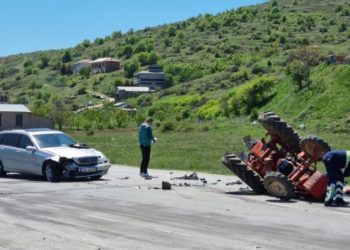 Krujë/ Makina përplaset me një mjet buqësor, lëndohet 58-vjeçari