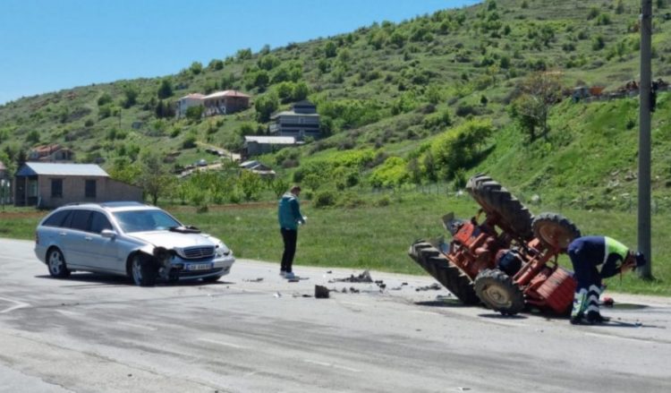 Krujë/ Makina përplaset me një mjet buqësor, lëndohet 58-vjeçari