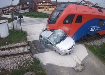 E tmerrshme, treni ‘merr përpara’ makinën