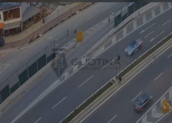 E tmerrshme, ja si makina përplasi për vdekje kalimtarin (VIDEO+18)