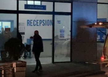 Adoleshenti vdiq në aksident, makina e mbushur plot birra