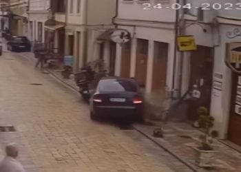 Aksidentohet makina në pedonalen e Shkodrës (VIDEO)