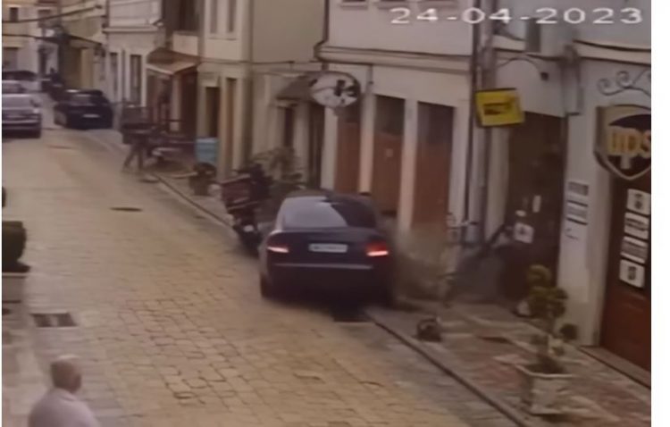Aksidentohet makina në pedonalen e Shkodrës (VIDEO)
