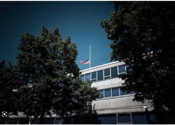 Kopenhagë, 18-vjeçari i vë flakën vetes para ambasadës amerikane