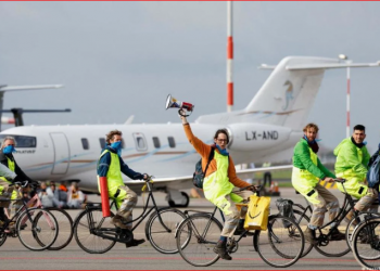 Amsterdami ndalon avionët privatë dhe fluturimet e natës