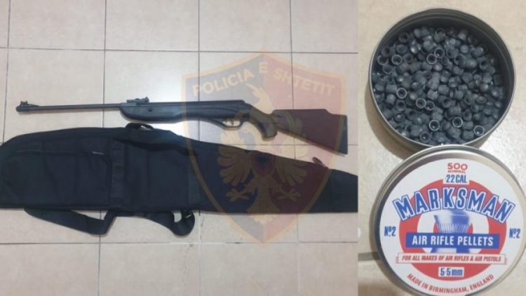 Tentoi të kalonte kufirin me armë, arrestohet 41-vjeçari në Has