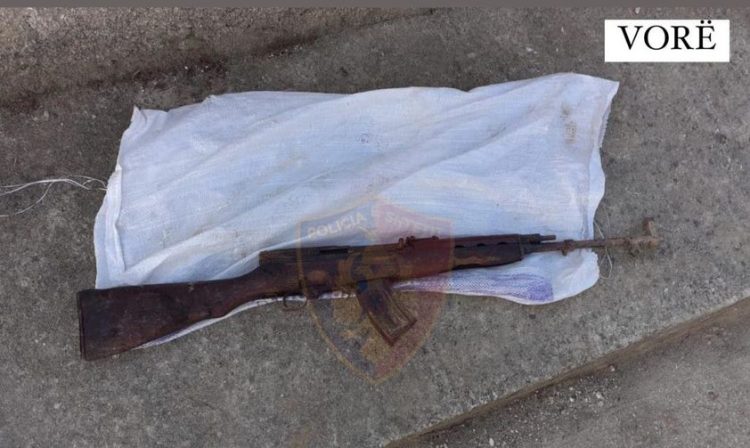 Vorë/ I gjendet armë në banesë, në pranga 57 vjeçari
