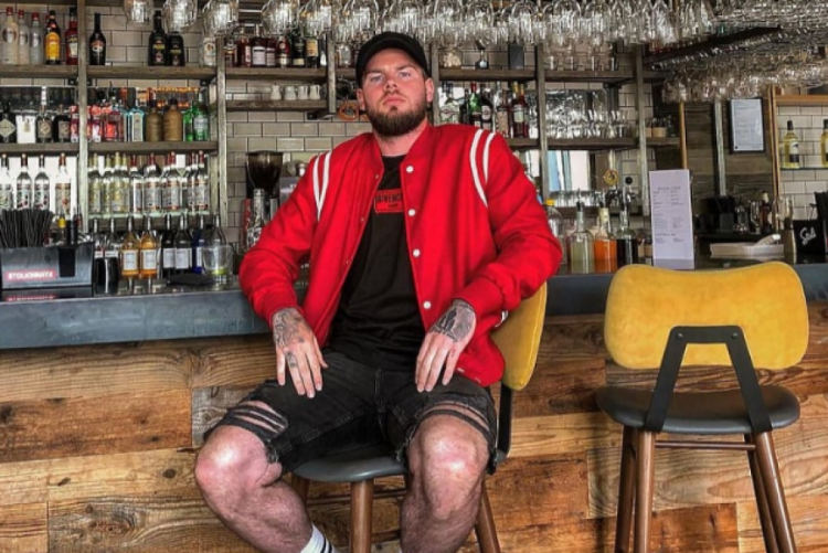 I bëri lekët “rrush e kumbulla”, ja si ka përfunduar ishi i “The Reds”