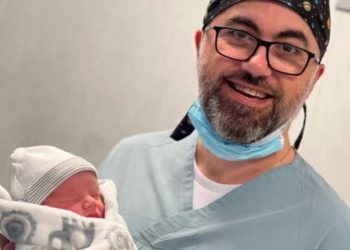 Pacientja me tumor në mitër sjell në jetë fëmijën e shëndetshëm