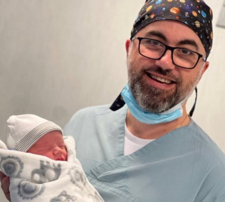Pacientja me tumor në mitër sjell në jetë fëmijën e shëndetshëm